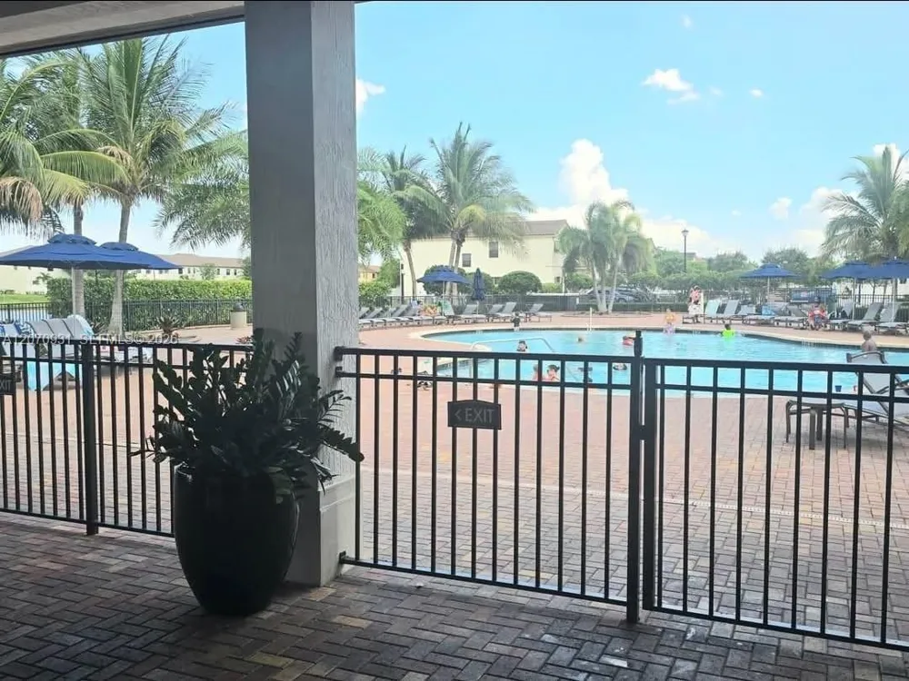 9267 W 34th Ct Hialeah, FL 33018