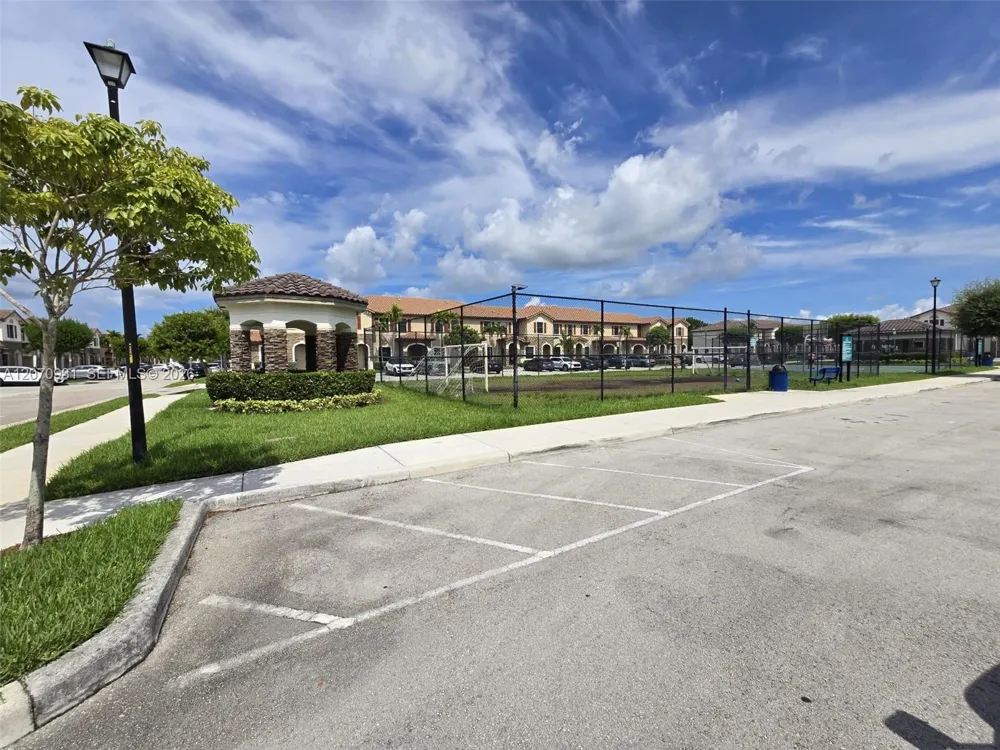 9267 W 34th Ct Hialeah, FL 33018