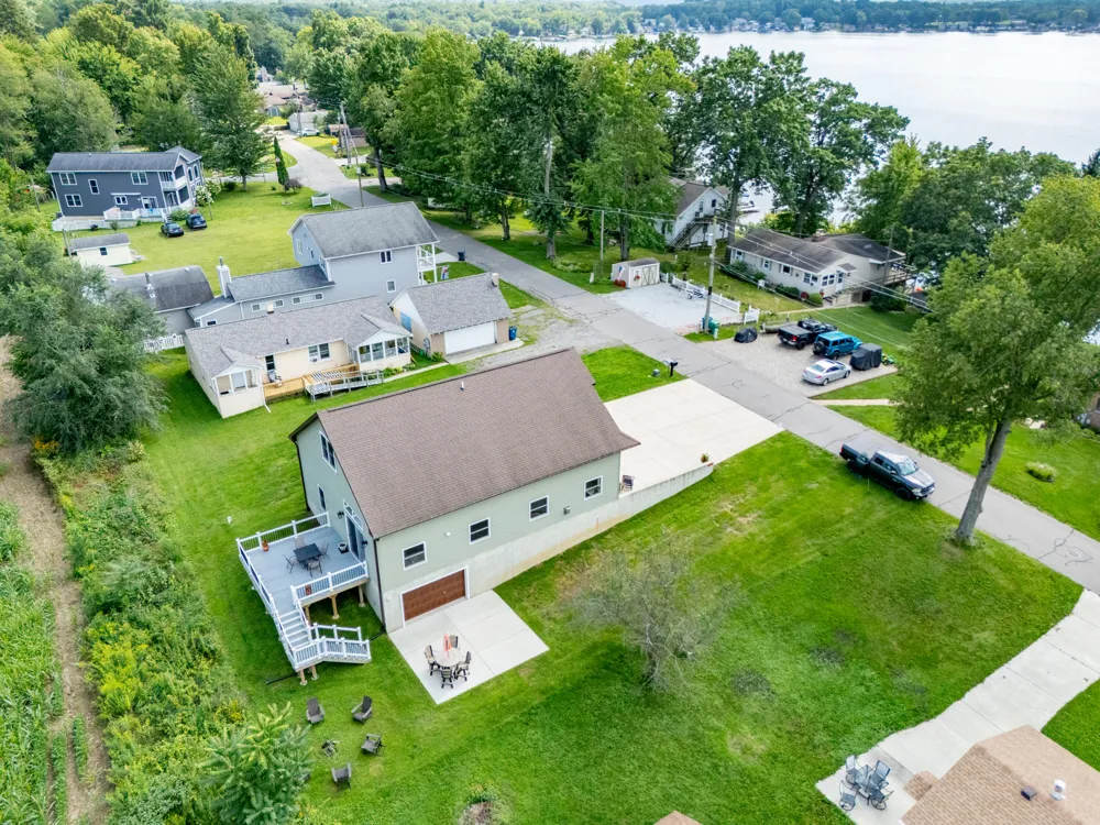 32144 Chamberlin Drive Lawton, MI 49065