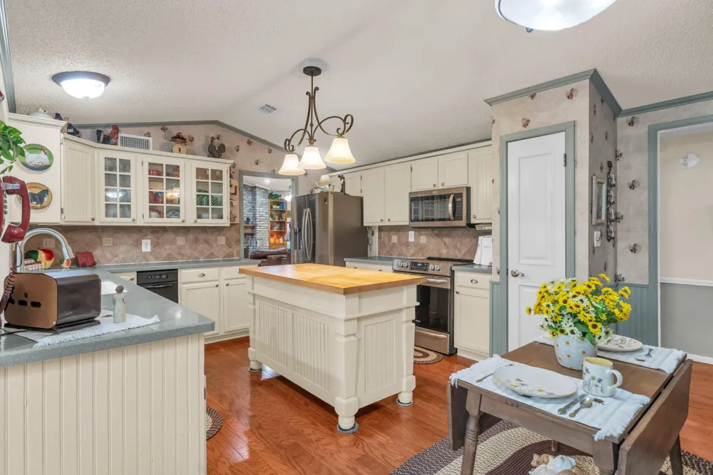 103 Roundabout Lane Huntsville, TX 77320