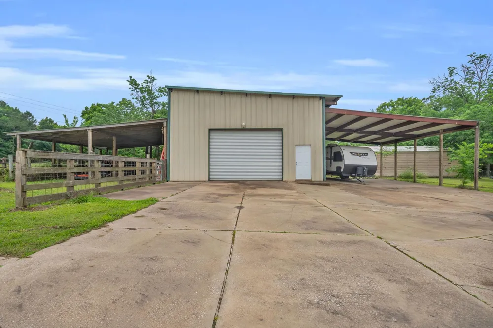 103 Roundabout Lane Huntsville, TX 77320