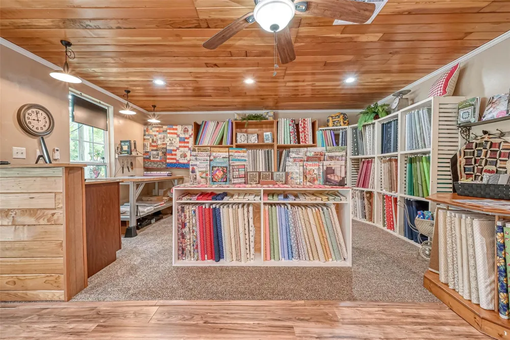 103 Roundabout Lane Huntsville, TX 77320