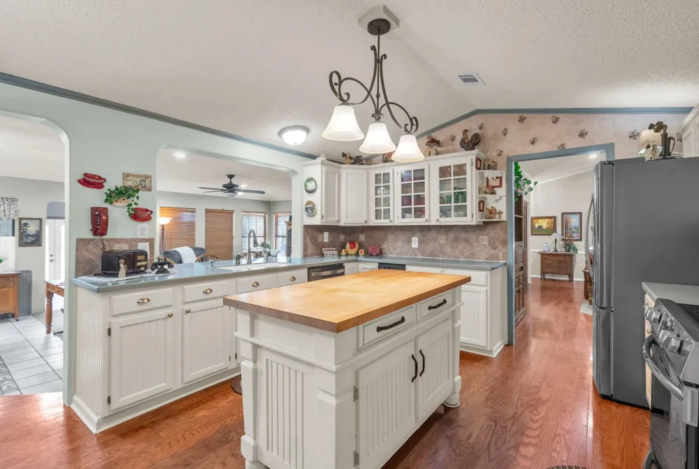 103 Roundabout Lane Huntsville, TX 77320