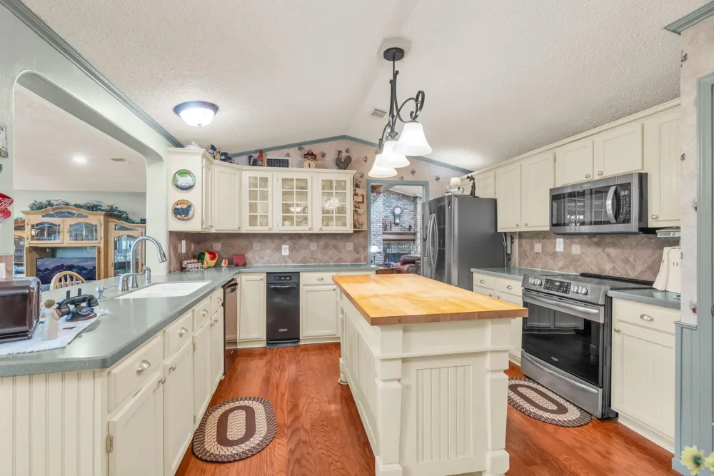 103 Roundabout Lane Huntsville, TX 77320