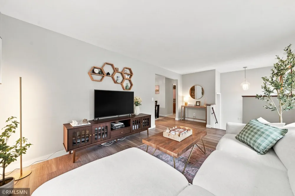 13240 Dahlgren Road Minnetonka, MN 55305