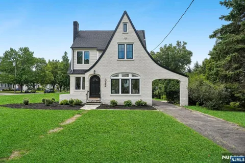 332 Meadowbrook Avenue