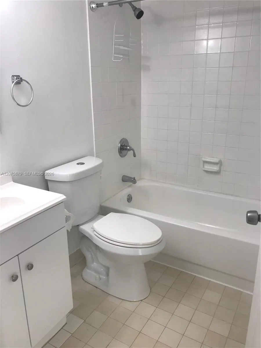 7095 NW 179th St #112 Hialeah, FL 33015
