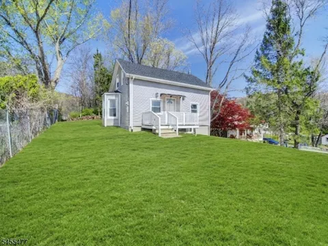 4 Emmans Rd