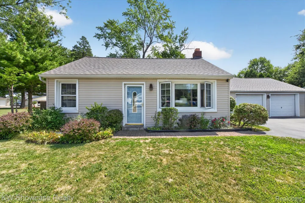 923 Sarena Avenue Waterford Charter Township, MI 48327