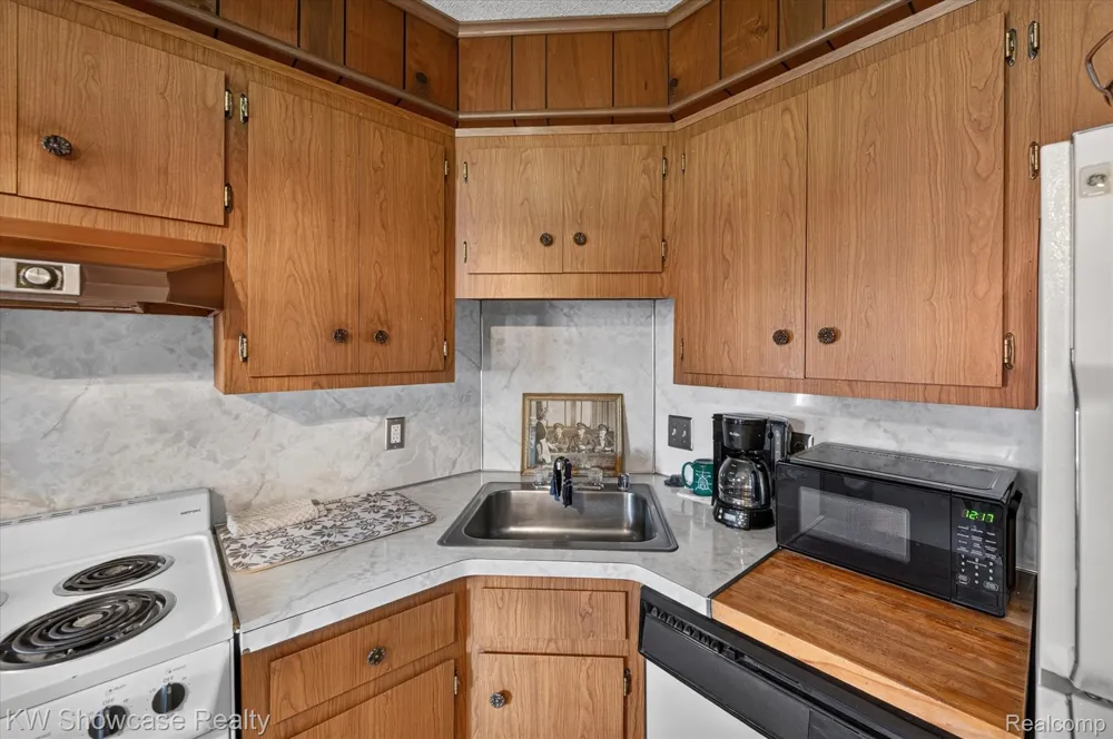 923 Sarena Avenue Waterford Charter Township, MI 48327