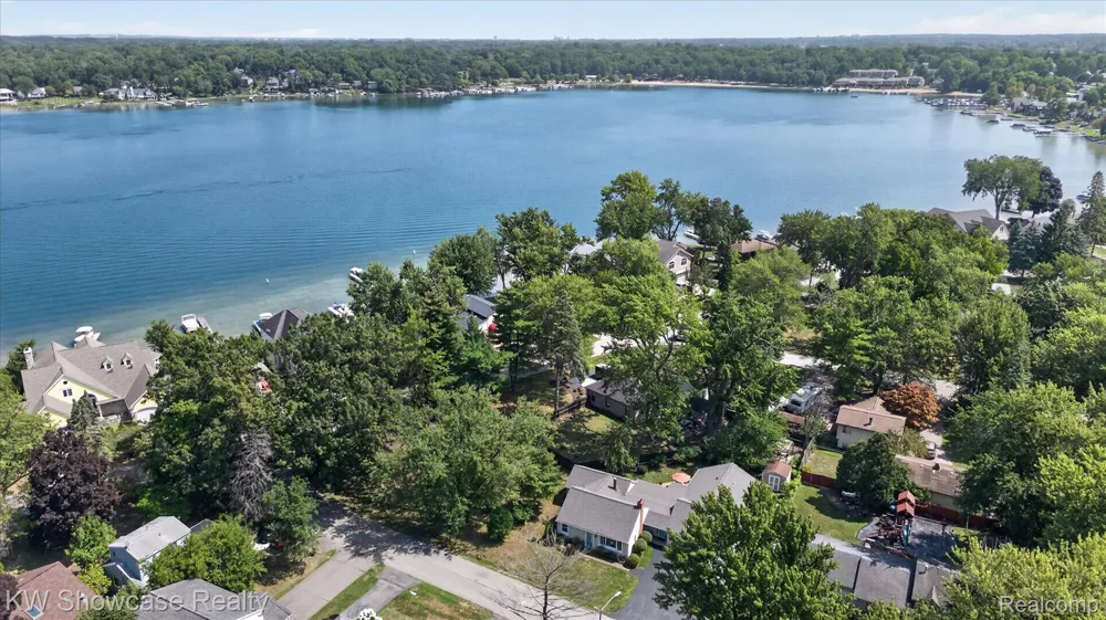 923 Sarena Avenue Waterford Charter Township, MI 48327