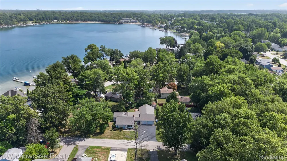 923 Sarena Avenue Waterford Charter Township, MI 48327