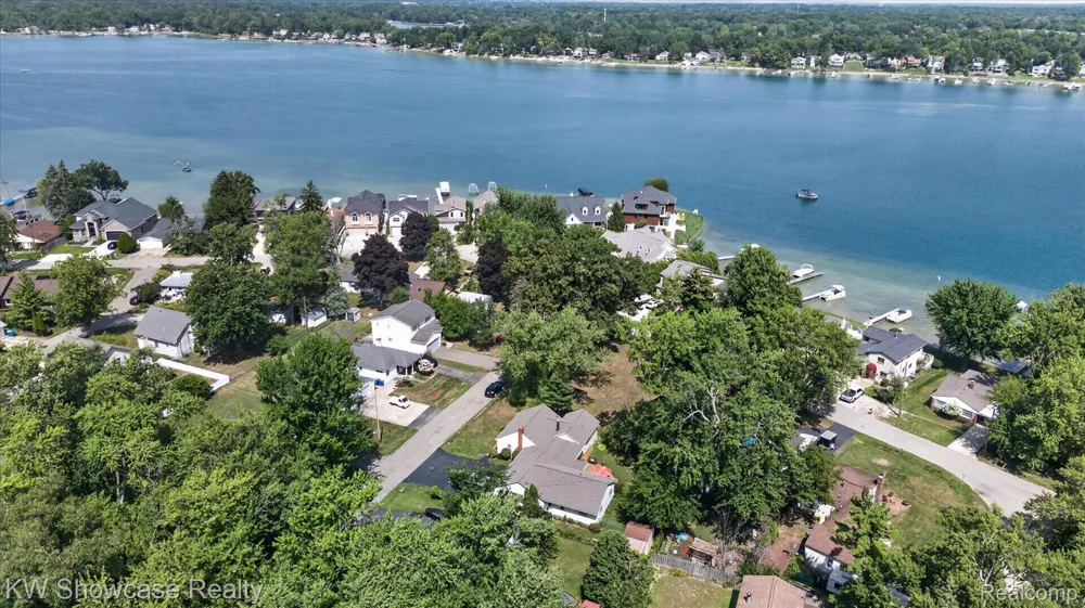 923 Sarena Avenue Waterford Charter Township, MI 48327