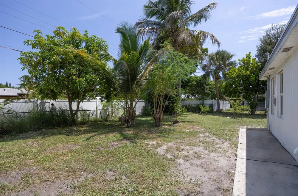 215 Evergreen Drive West Palm Beach, FL 33403