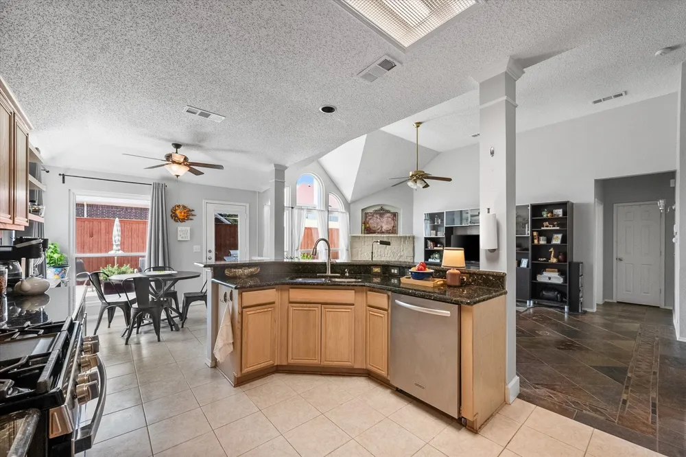 704 Oakridge Drive Lake Dallas, TX 75065