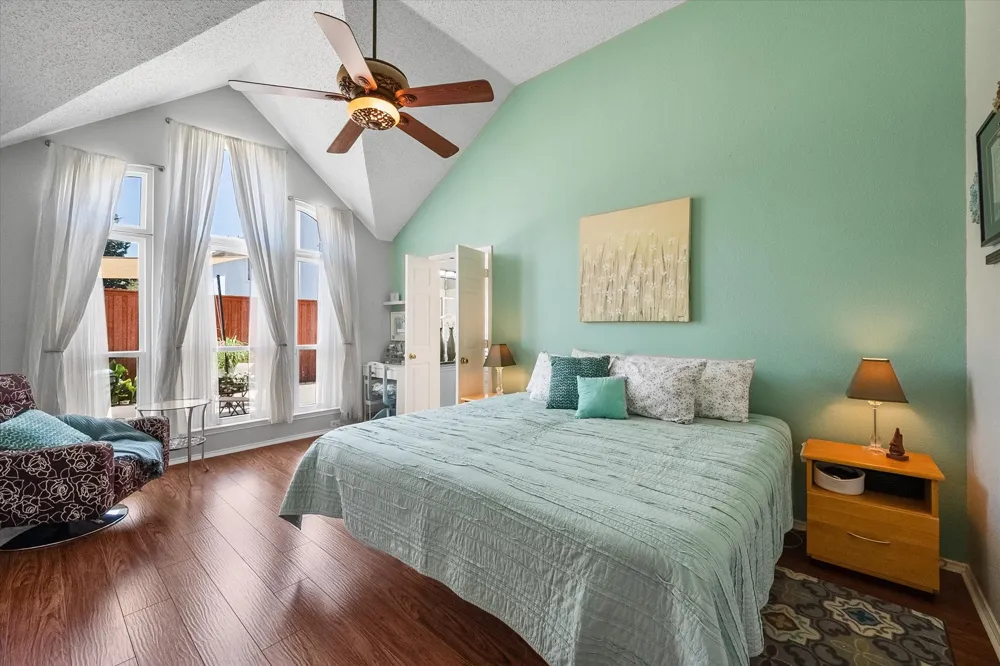 704 Oakridge Drive Lake Dallas, TX 75065