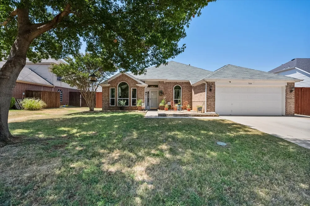704 Oakridge Drive Lake Dallas, TX 75065