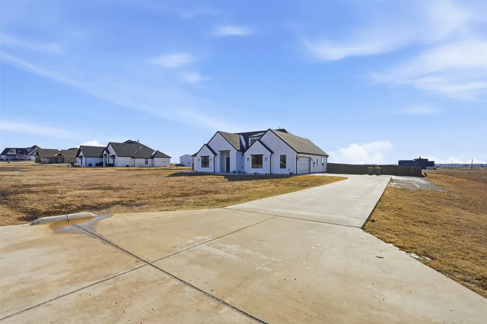8410 County Road 301 Grandview, TX 76050