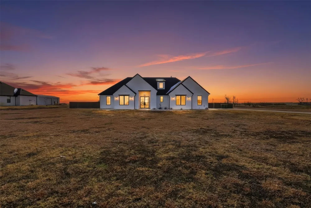 8410 County Road 301 Grandview, TX 76050
