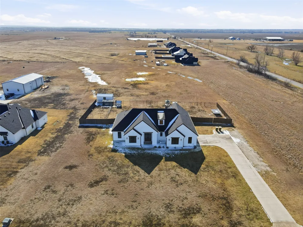8410 County Road 301 Grandview, TX 76050