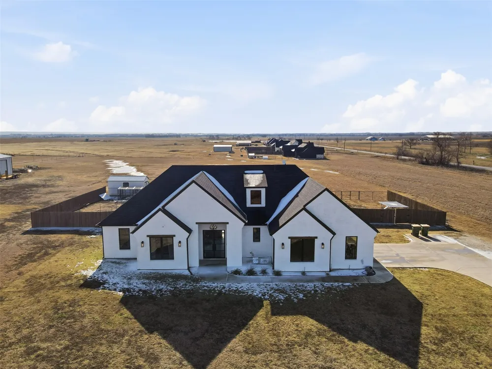 8410 County Road 301 Grandview, TX 76050
