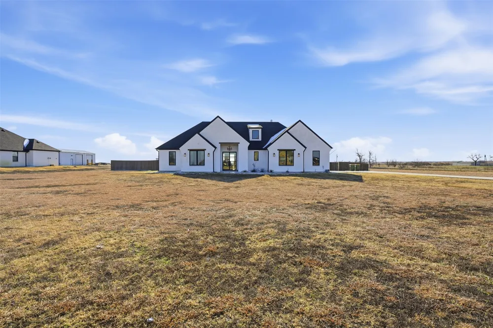8410 County Road 301 Grandview, TX 76050
