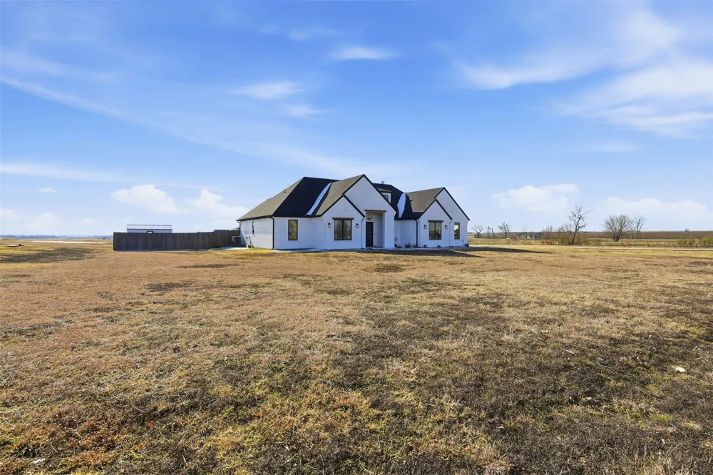 8410 County Road 301 Grandview, TX 76050