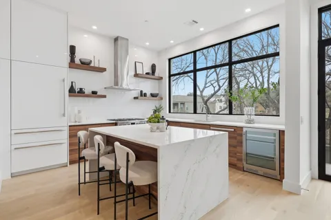 610 Oak Cliff Boulevard #305