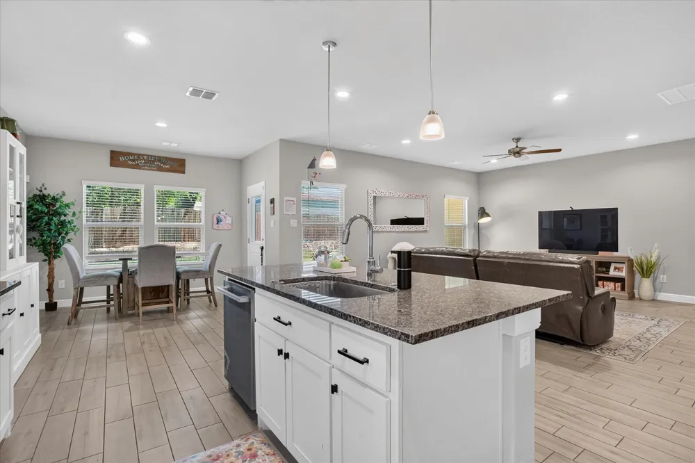 1425 Bennett Drive Burleson, TX 76028