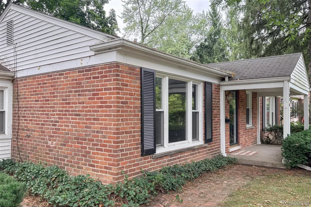 1846 PEMBROKE ROAD Birmingham City, MI 48009