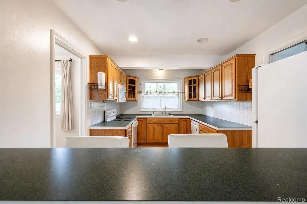 1846 PEMBROKE ROAD Birmingham City, MI 48009