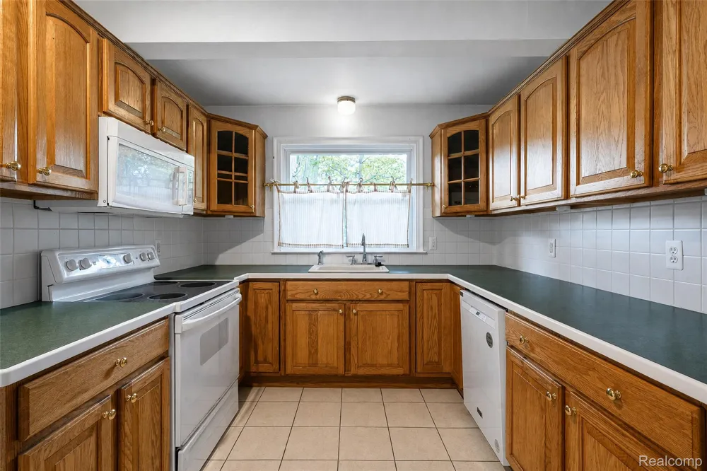 1846 PEMBROKE ROAD Birmingham City, MI 48009