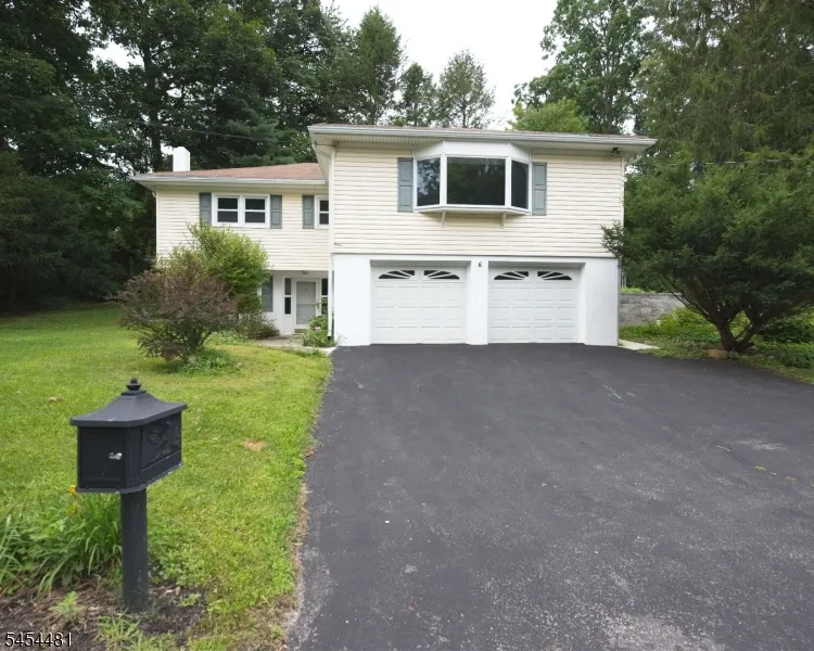 4 Rainbow Trl Vernon, NJ 07422