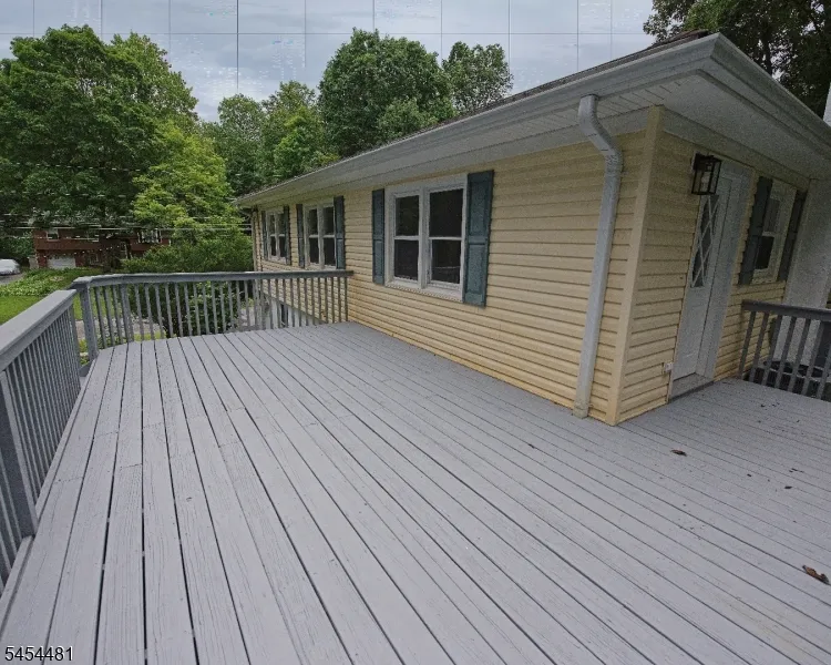 4 Rainbow Trl Vernon, NJ 07422