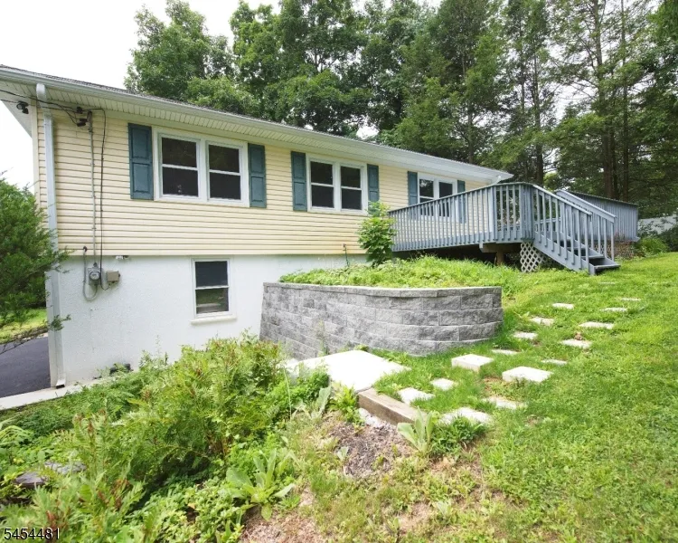 4 Rainbow Trl Vernon, NJ 07422