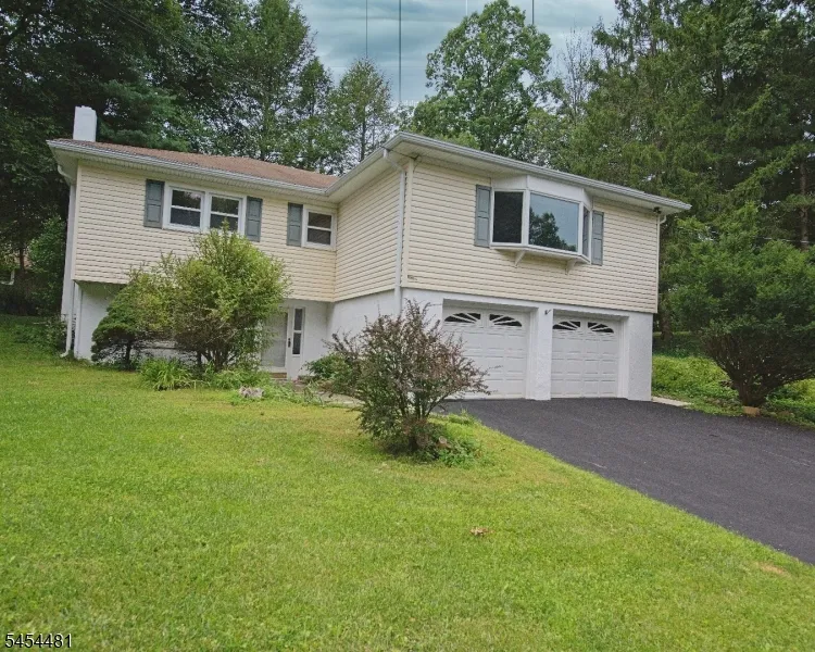 4 Rainbow Trl Vernon, NJ 07422