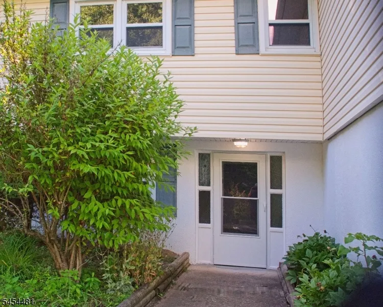 4 Rainbow Trl Vernon, NJ 07422