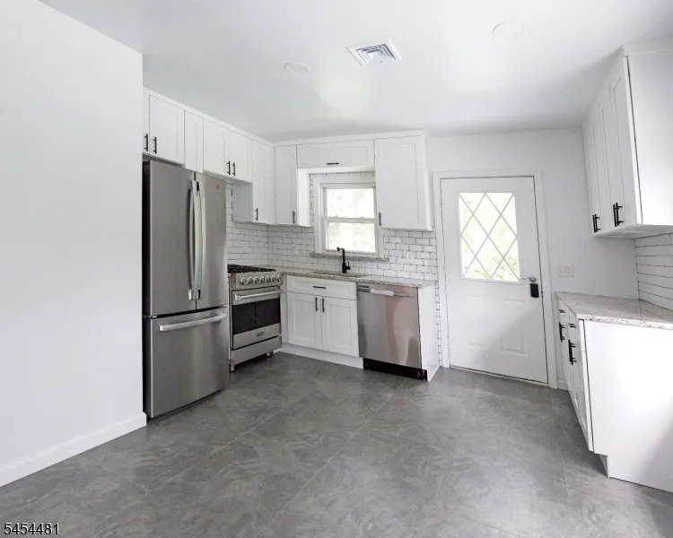 4 Rainbow Trl Vernon, NJ 07422