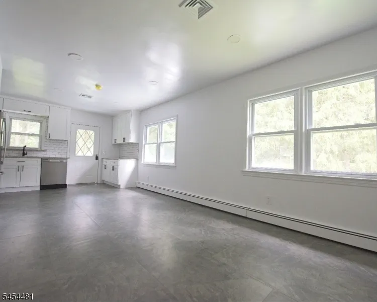 4 Rainbow Trl Vernon, NJ 07422