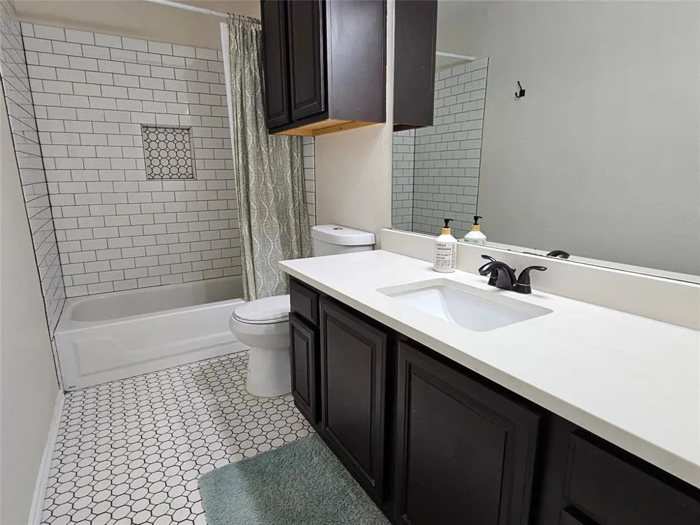 1913 Stratford Drive Round Rock, TX 78664