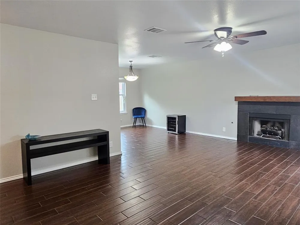 1913 Stratford Drive Round Rock, TX 78664