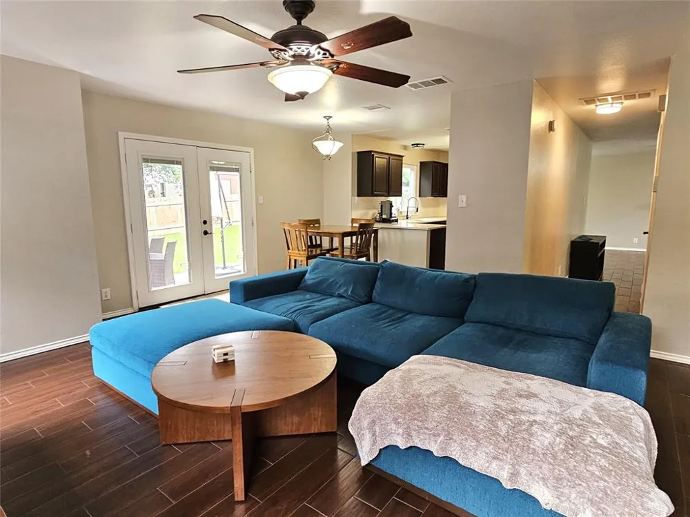 1913 Stratford Drive Round Rock, TX 78664
