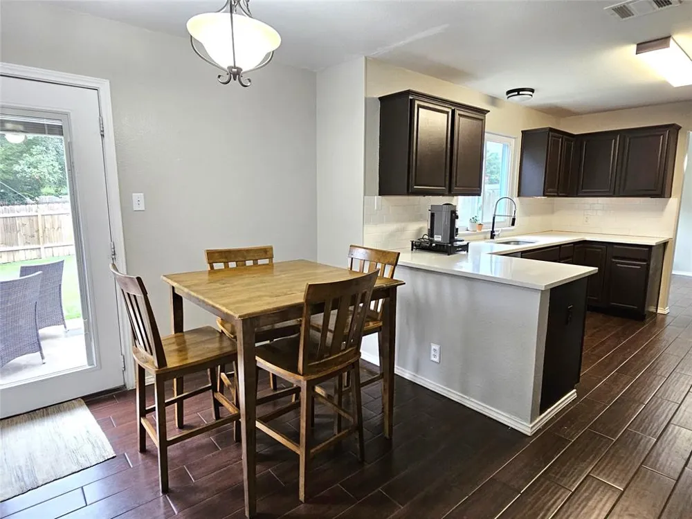 1913 Stratford Drive Round Rock, TX 78664