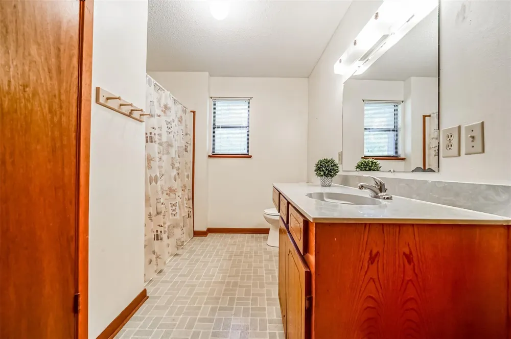 512 County Road 2550 Cleveland, TX 77327