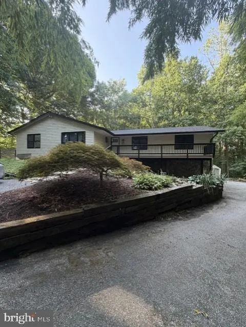 814 RUSTIC LANE
