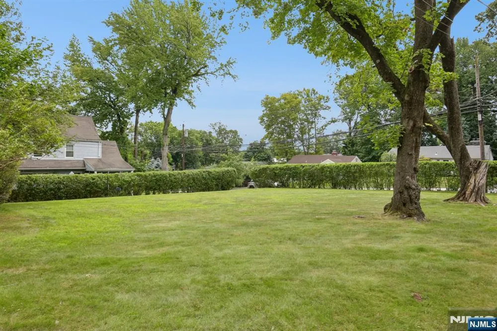 195 Riveredge Road 1 Tenafly, NJ 07670