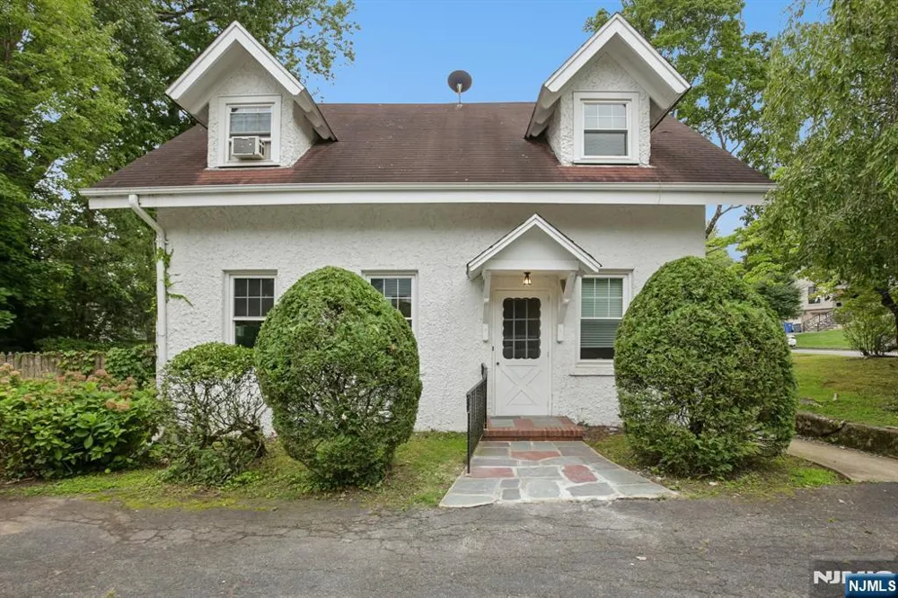 195 Riveredge Road 1 Tenafly, NJ 07670