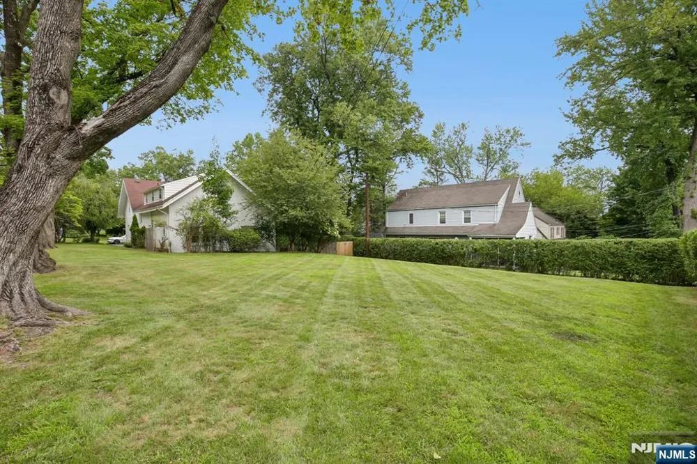 195 Riveredge Road 1 Tenafly, NJ 07670