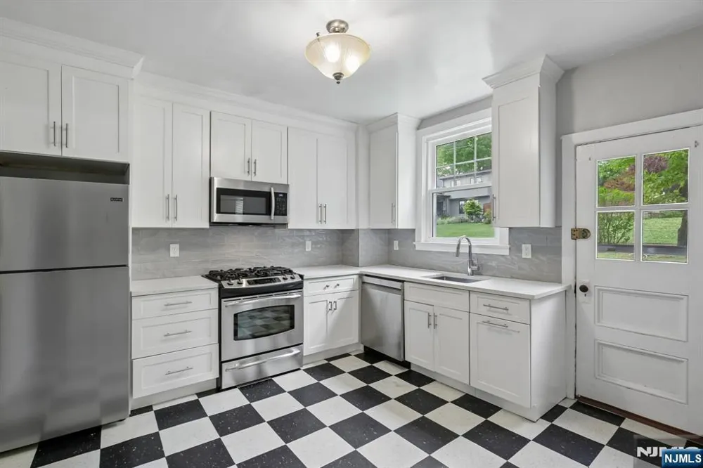 195 Riveredge Road 1 Tenafly, NJ 07670