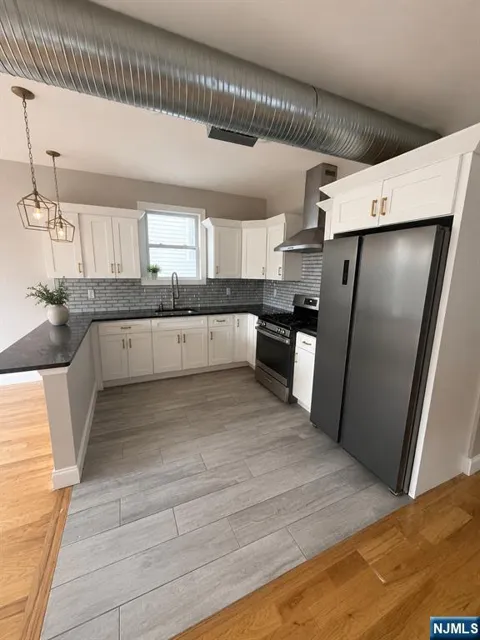 372 E 27th Street 201